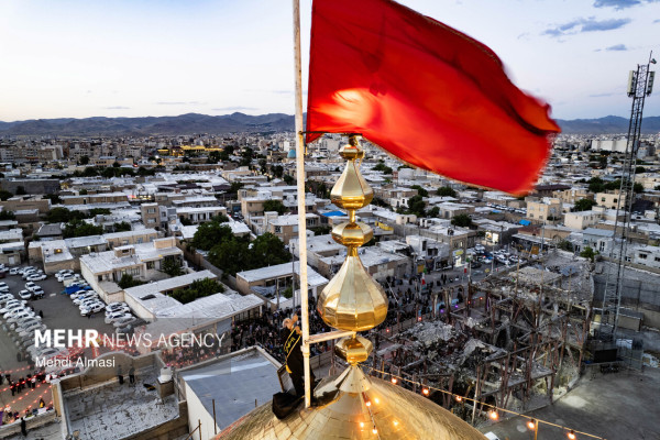 آیین سنتی تعویض پرچم گنبد حسینیه اعظم زنجان