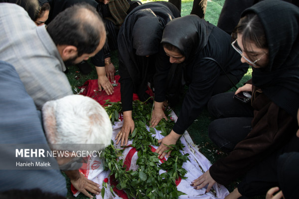 «بازگشت بی‌صدا، بدرقه‌ای پرشکوه؛ شهید گمنام کربلای4 در آغوش مردم آهنگرمحله آرام گرفت»