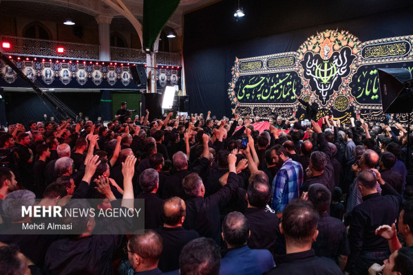 اهتزاز پرچم «یا لثارات الحسین» بر فراز حسینیه اعظم زنجان