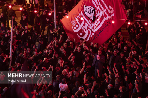 اهتزاز پرچم «یا لثارات الحسین» بر فراز حسینیه اعظم زنجان