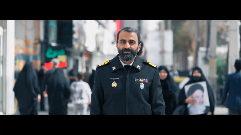 نگاهِ مردم را که می‌بینی، می‌فهمی بعضی دلتنگی‌ها فقط در دل نمی‌ماند؛ توی چشم‌ها خانه می‌کند… 🖤🥀