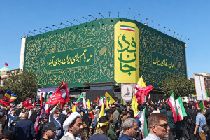 الكشف عن جدارية جديدة في ساحة انقلاب بطهران